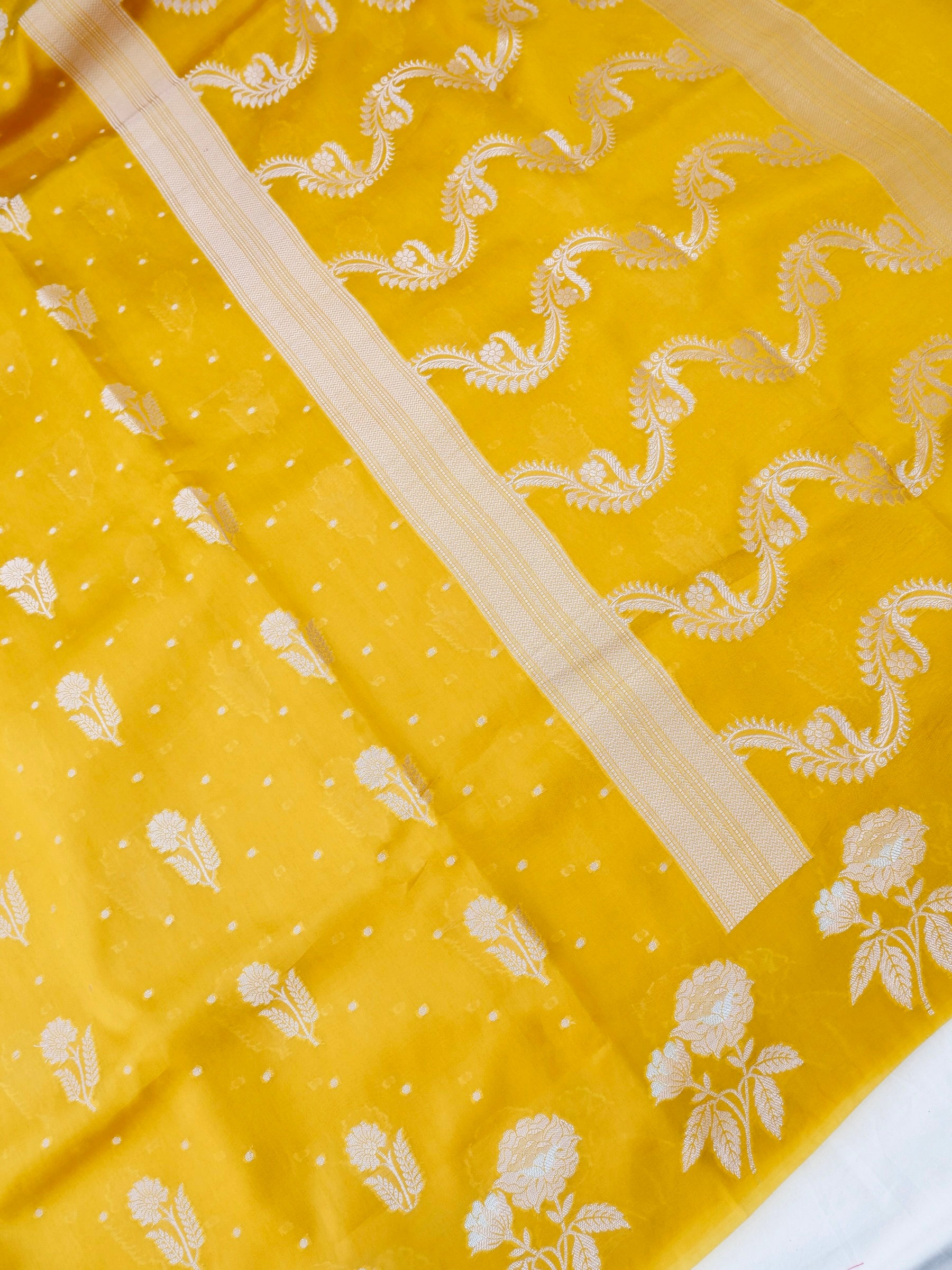 Yellow Chiniya Silk Blended Buti Banarasi saree