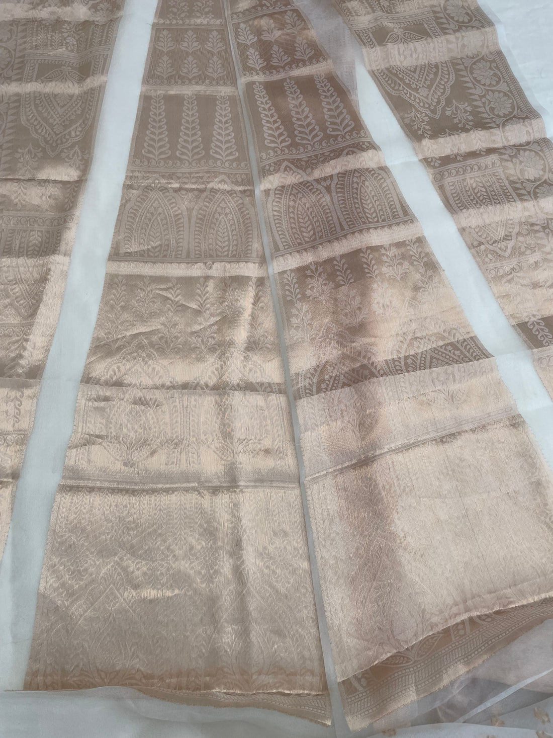 Sunehri White Handwoven Pure Tissue silk Banarasi Lehenga