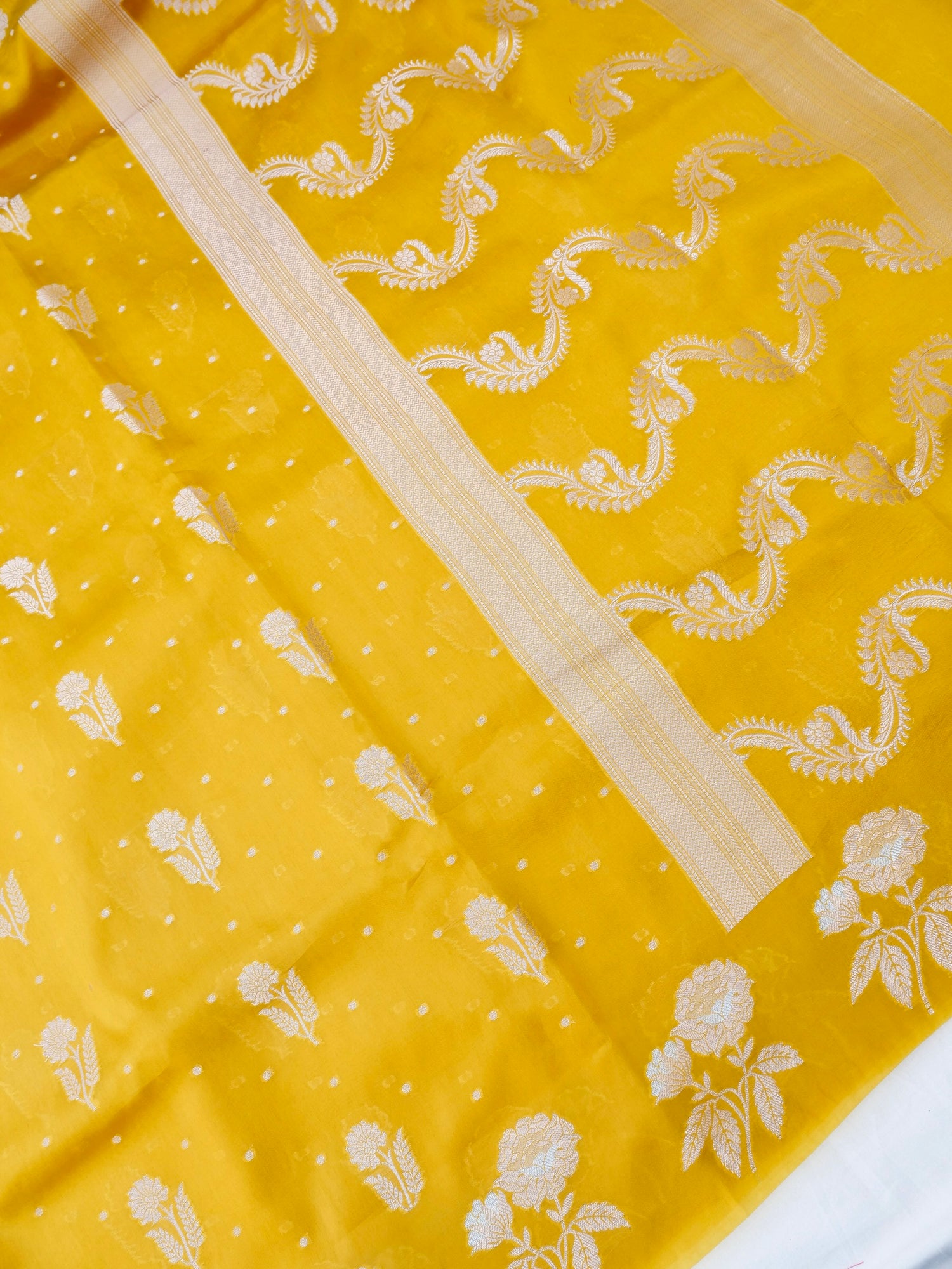Yellow Chiniya Silk Blended Buti Banarasi saree