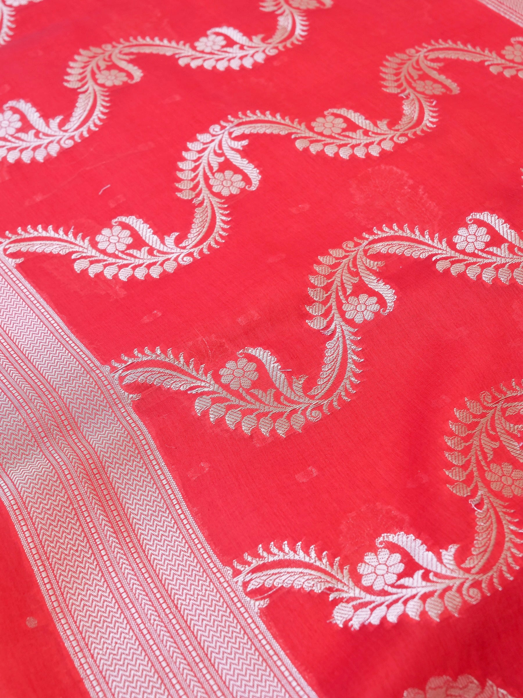 Red Chiniya Silk Blended Buti Banarasi saree